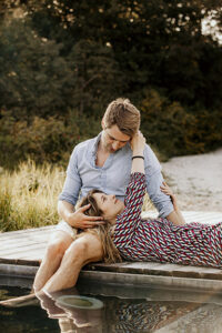 Amoureux en bord de piscine