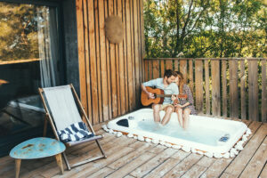 couple au bord du jacuzzi