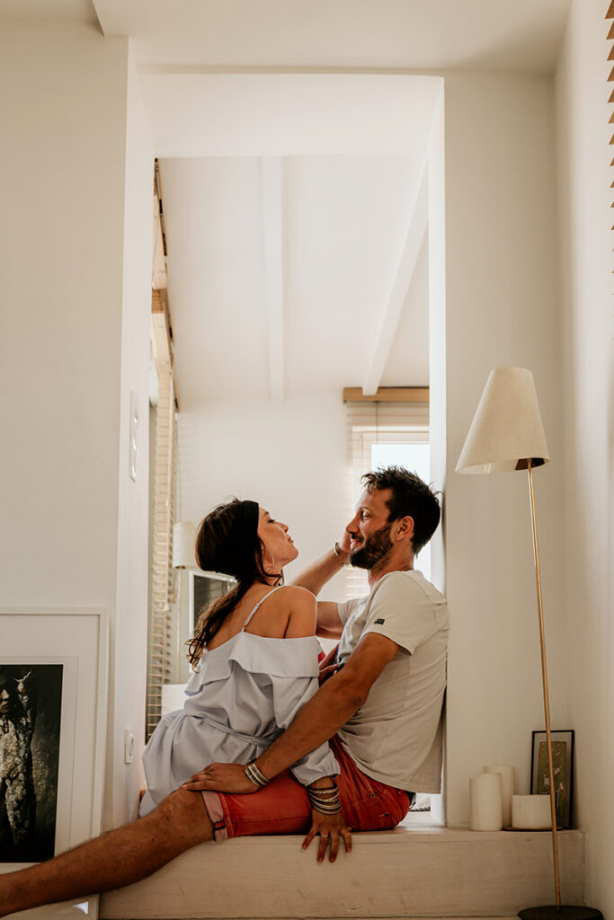 Couple assis dans leurs salon qui se regardent