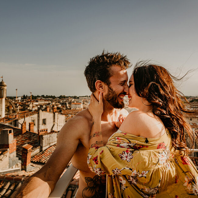 Séance photo d'un couple qui rigole en se faisant un câlin sur les toits de Montpellier
