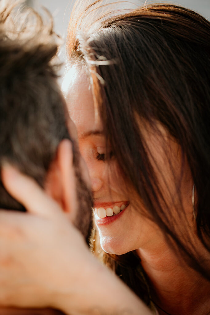 Femme qui sourit en embrassant son chéris