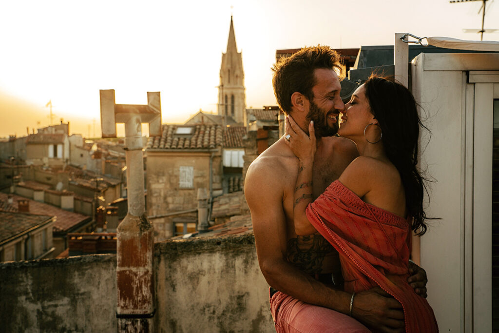 Séance photo d'un couple s'embrassant sur les toit de Montpellier