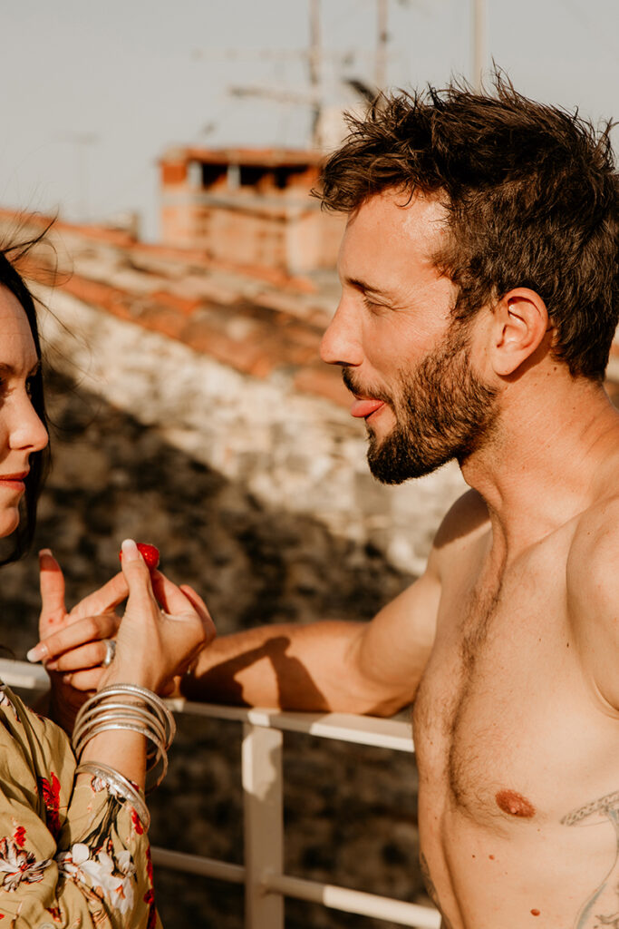 Couple sur les toits de Montpellier mangeant des fraises