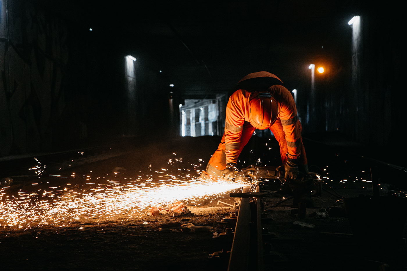 Photos corporate d'Homme en train de meuler des rails pour la TAM