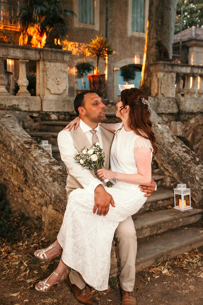 Séance photo de couple intime pendant un mariage en petit comité
