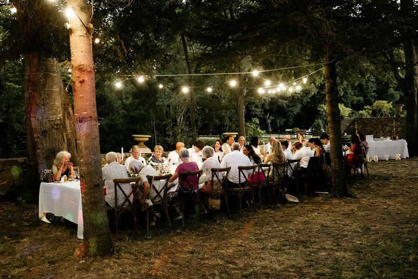 Dîner repas mariage en exterieur par Audrey Coppée Photographie